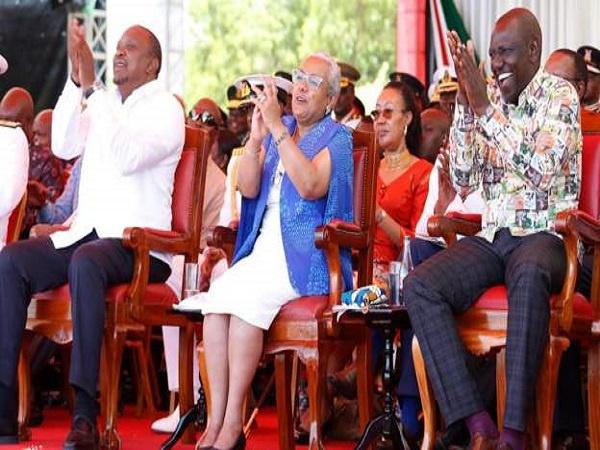 President Uhuru Kenyatta (L) and his deputy William Ruto (R) wore Kenyan-made outfits on Sunday